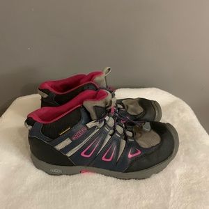 Keen Oakridge Mid Waterproof Hiking Shoes 4 Youth